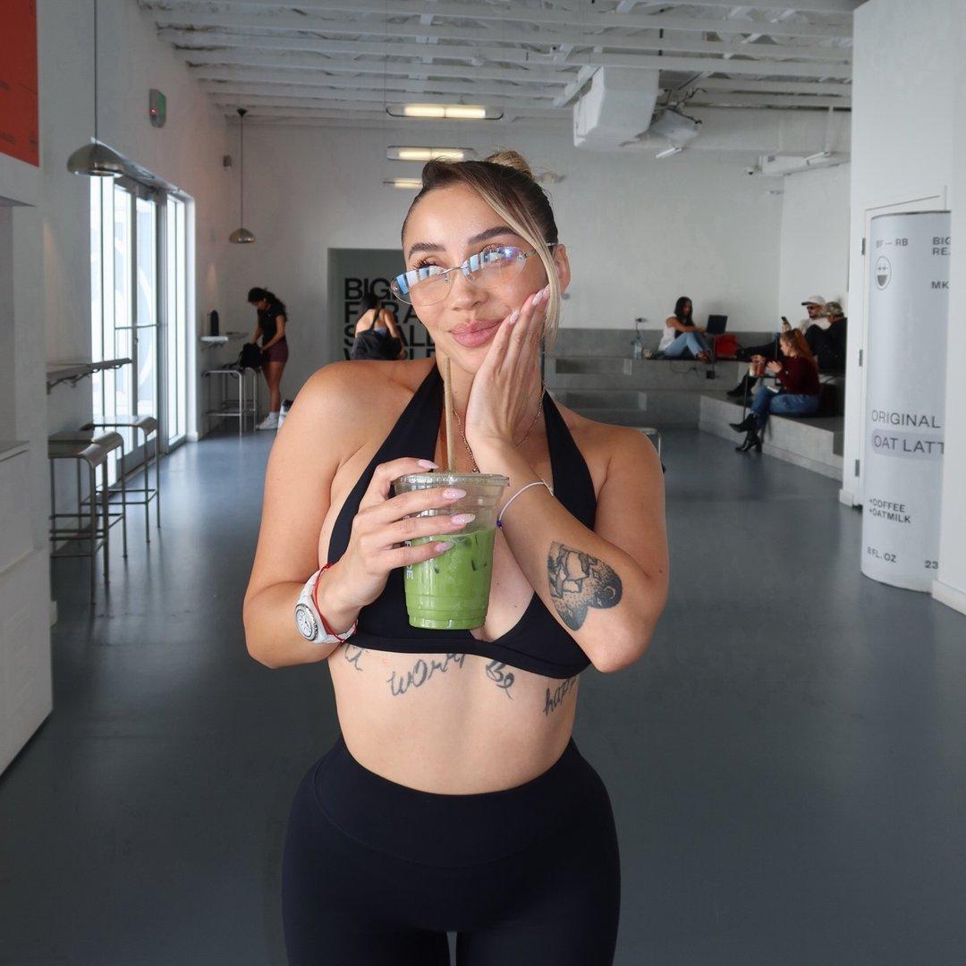Gabi Quitral creando contenido