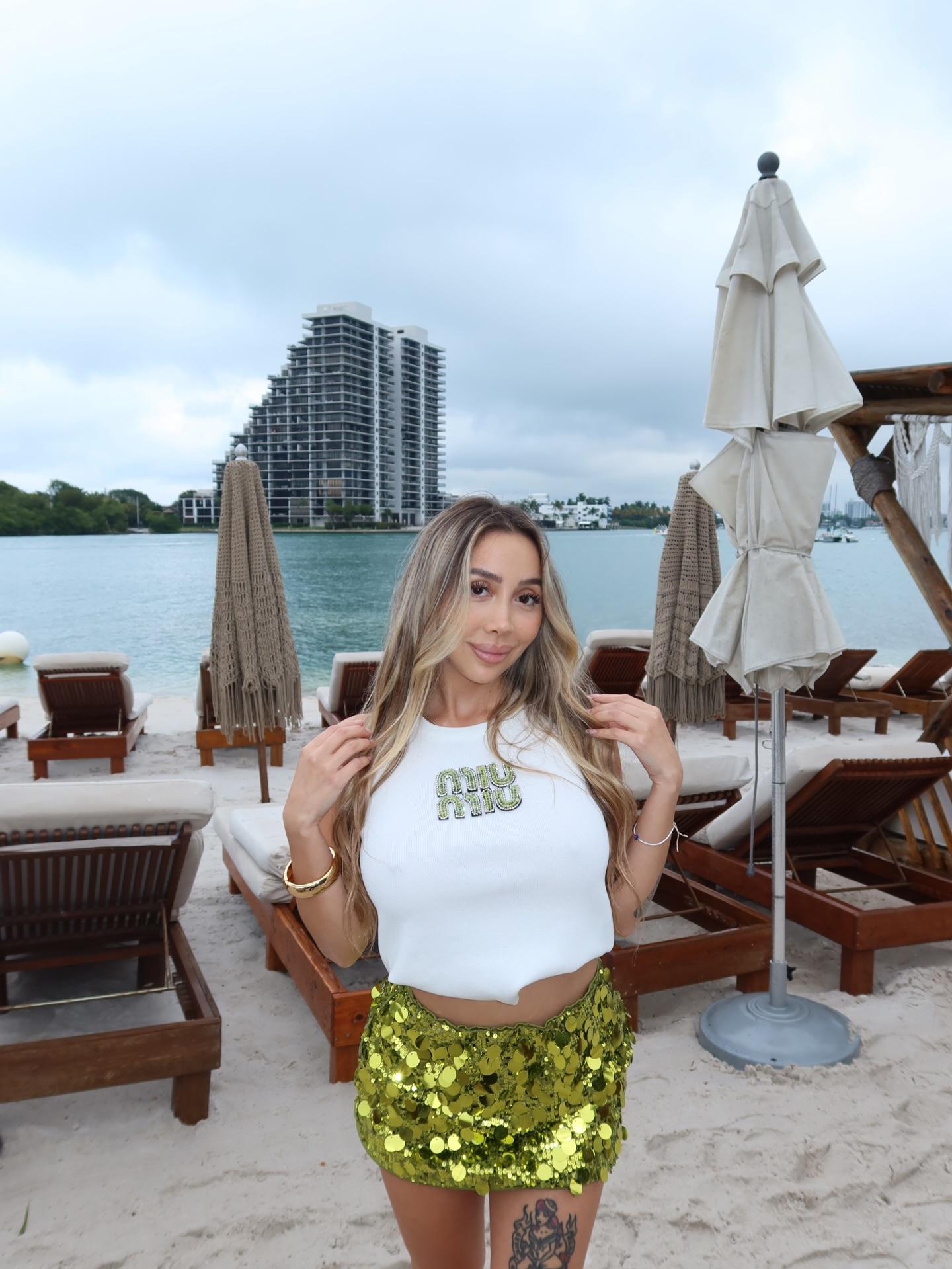 Gabi Quitral, look de moda en beach club